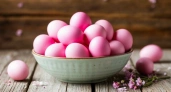 Свекла — прошлый век: окунаем пасхальные яйца в этот «компот» — скорлупки сразу приобретут нежный розовый оттенок
